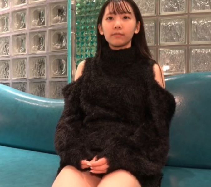 和身着红色情侣内衣白袜的性感古铜色肌肤继姐的鱼水之欢